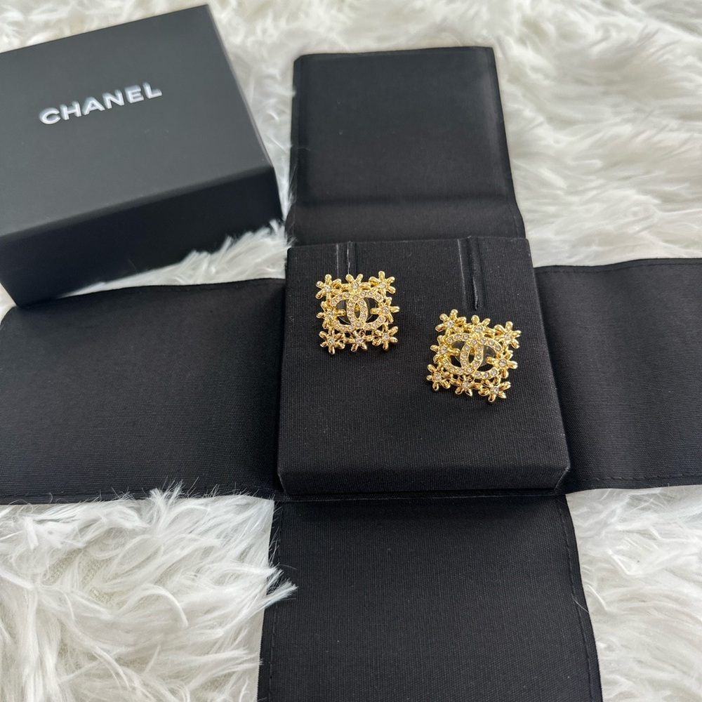 Chanel Square Crystal CC Gold Stud Earrings - Picture 5 of 8
